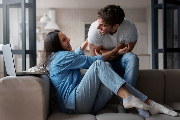 Gente haciéndose cosquillas