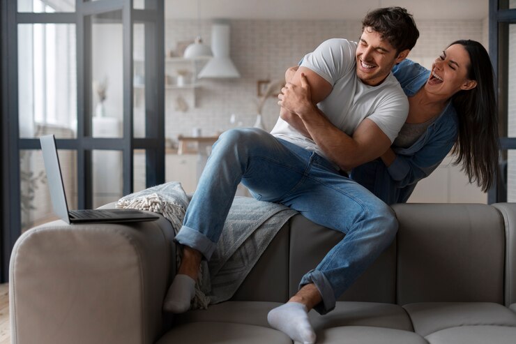 Foto gratuito gente haciéndose cosquillas