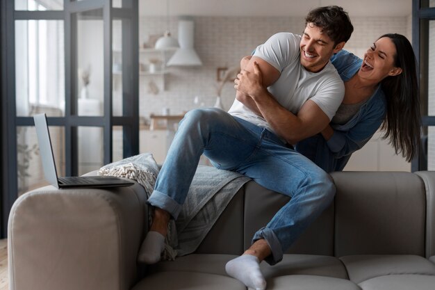 Gente haciéndose cosquillas