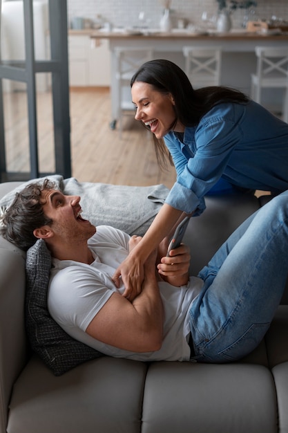 Gente haciéndose cosquillas