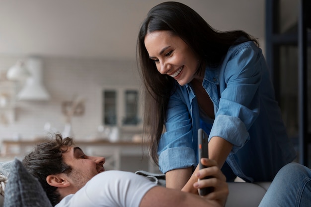 Gente haciéndose cosquillas