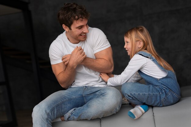 Gente haciéndose cosquillas