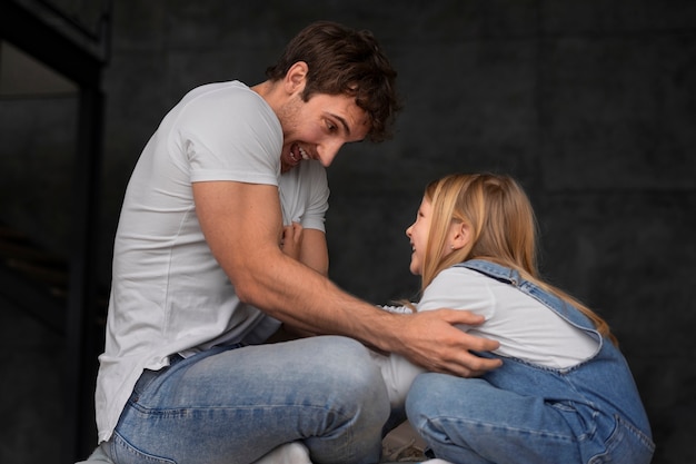 Foto gratuita gente haciéndose cosquillas