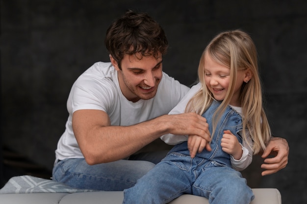 Gente haciéndose cosquillas