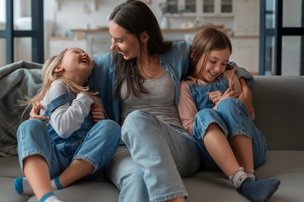 Foto gratuita gente haciéndose cosquillas