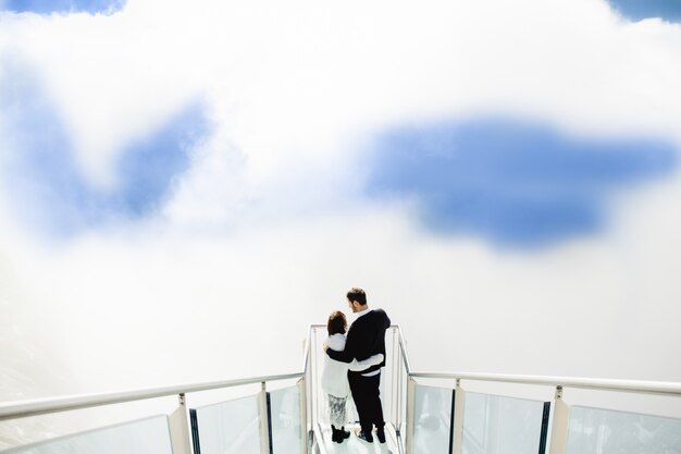 Gente hermosa abrazo en el cielo y las nubes