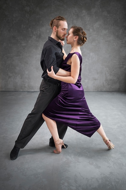 Foto gratuita gente hermosa y elegante bailando tango