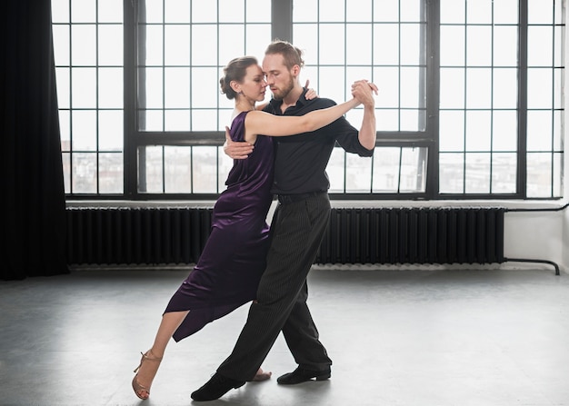 Foto gratuita gente hermosa y elegante bailando tango