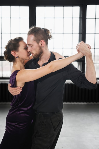 Foto gratuita gente hermosa y elegante bailando tango