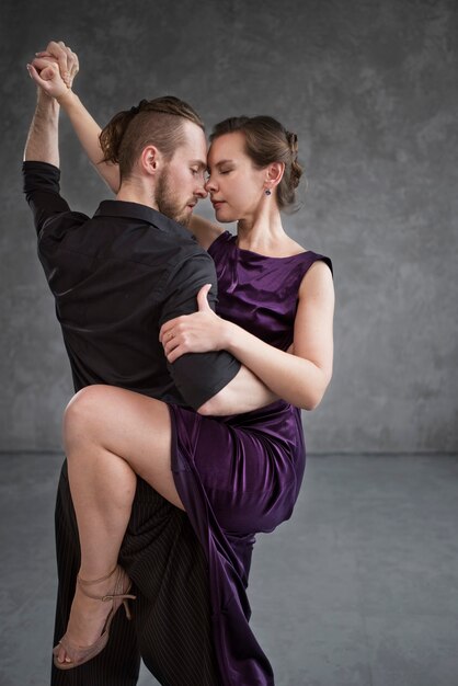 Gente hermosa y elegante bailando tango