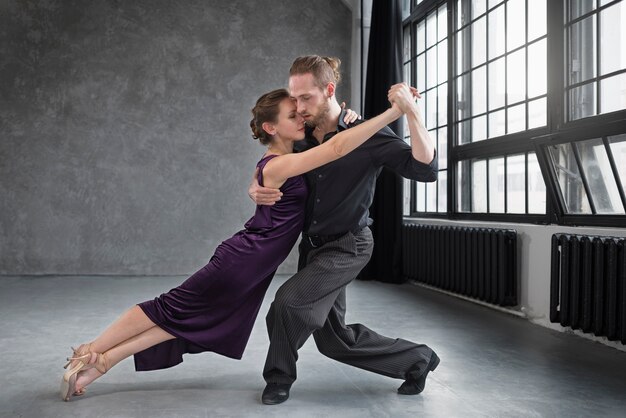 Gente hermosa y elegante bailando tango