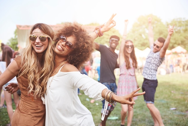 Gente joven y alegre divirtiéndose juntos