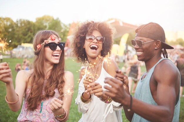 Gente joven y alegre divirtiéndose juntos