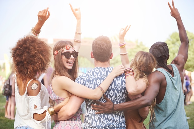 Gente joven y alegre divirtiéndose juntos