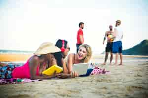 Foto gratuita gente joven cerca del concepto del mar