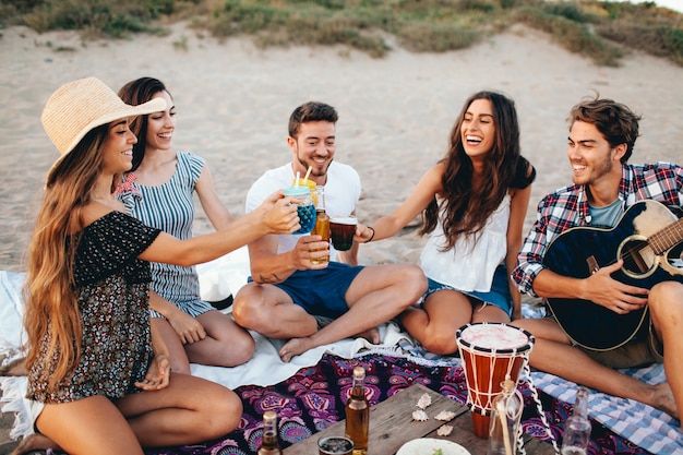 Foto gratuita gente joven haciendo una fiesta de playa