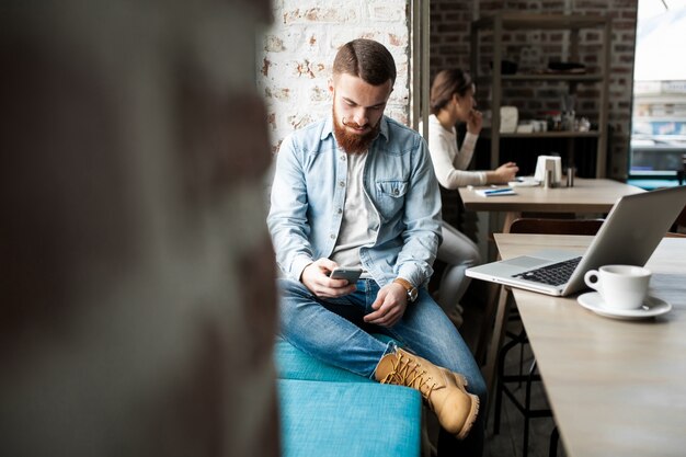 Gente joven hombre de negocios en línea