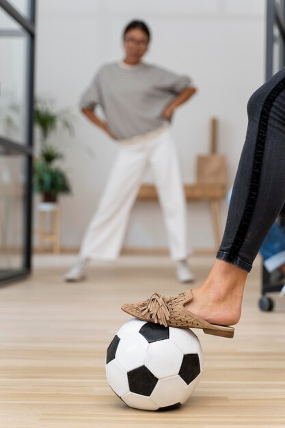 Gente joven jugando con la pelota en la oficina