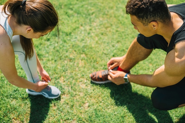 Gente joven practicando deporte al aire libre