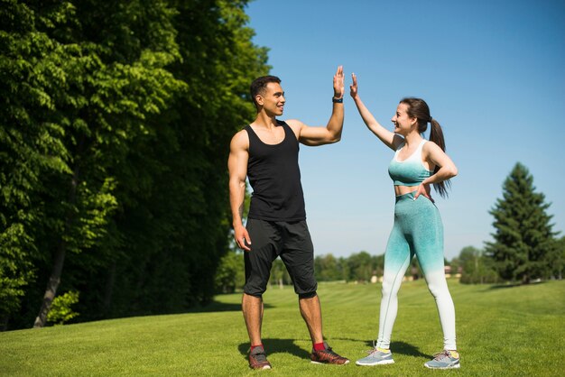 Gente joven practicando deporte al aire libre