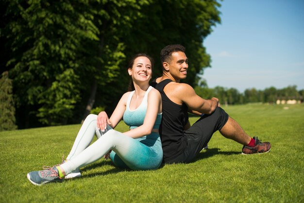 Gente joven practicando deporte al aire libre