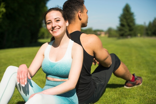 Gente joven practicando deporte al aire libre