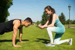 Foto gratuita gente joven practicando deporte al aire libre