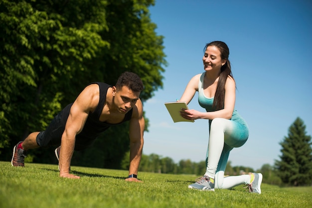 Foto gratuita gente joven practicando deporte al aire libre