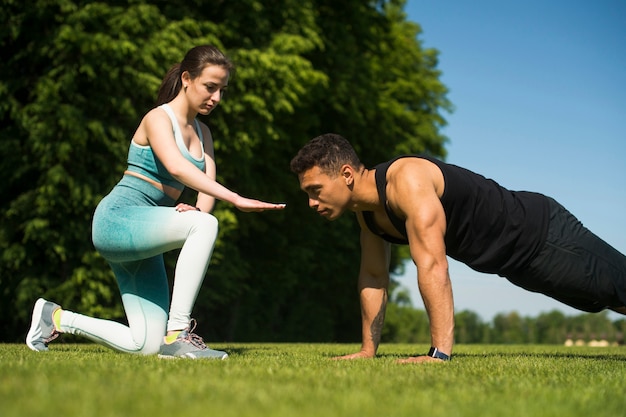 Gente joven practicando deporte al aire libre