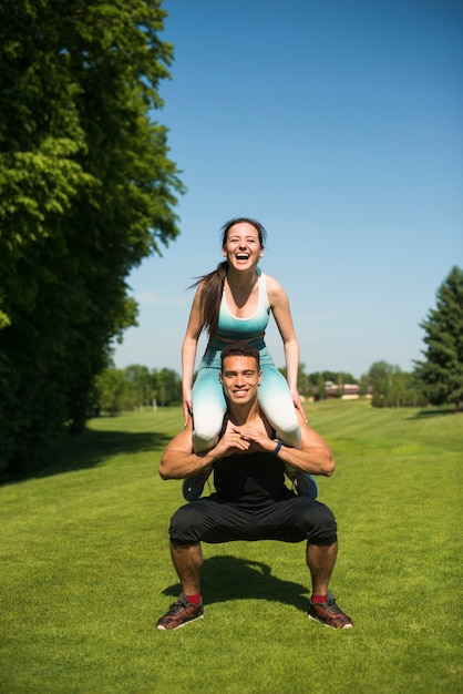 Gente joven practicando deporte al aire libre