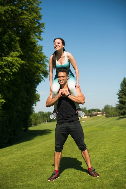 Foto gratuita gente joven practicando deporte al aire libre