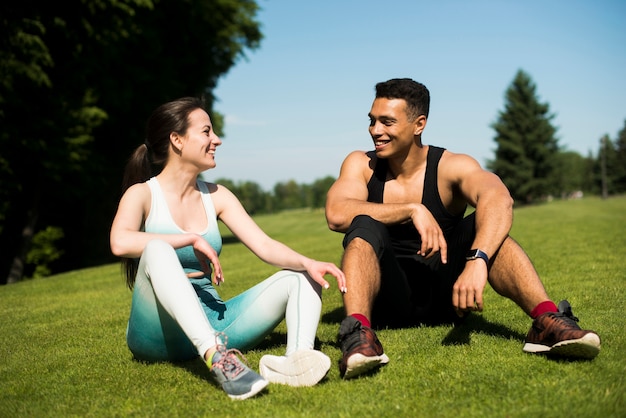 Gente joven practicando deporte al aire libre