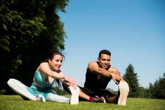 Gente joven practicando deporte al aire libre