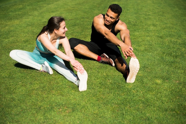 Gente joven practicando deporte al aire libre