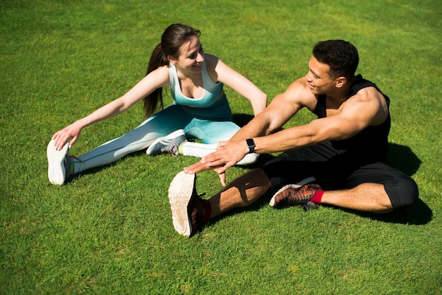 Gente joven practicando deporte al aire libre