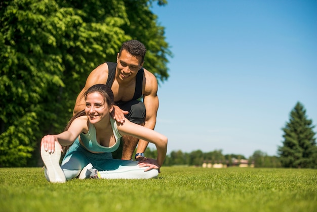 Gente joven practicando deporte al aire libre