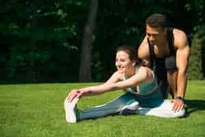 Foto gratuita gente joven practicando deporte al aire libre