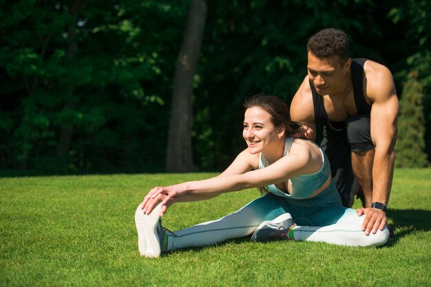 Gente joven practicando deporte al aire libre