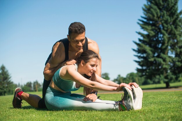 Gente joven practicando deporte al aire libre