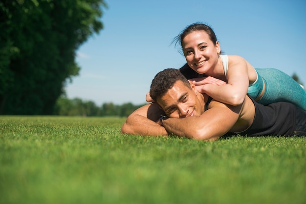 Foto gratuita gente joven practicando deporte al aire libre