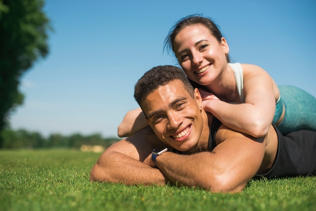 Gente joven practicando deporte al aire libre