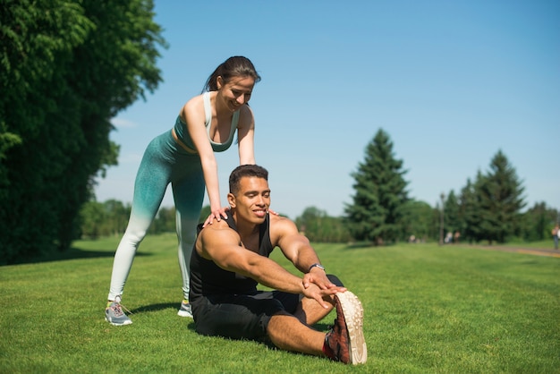 Gente joven practicando deporte al aire libre