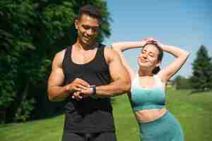 Foto gratuita gente joven practicando deporte al aire libre