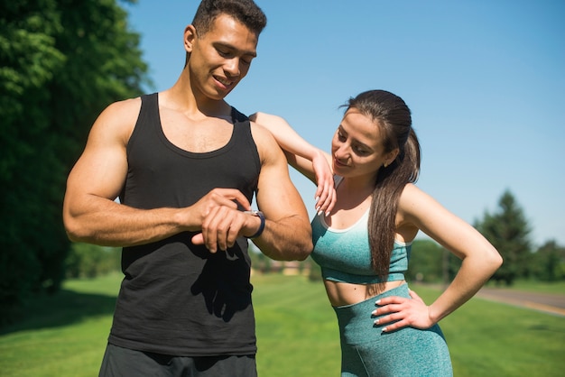 Gente joven practicando deporte al aire libre