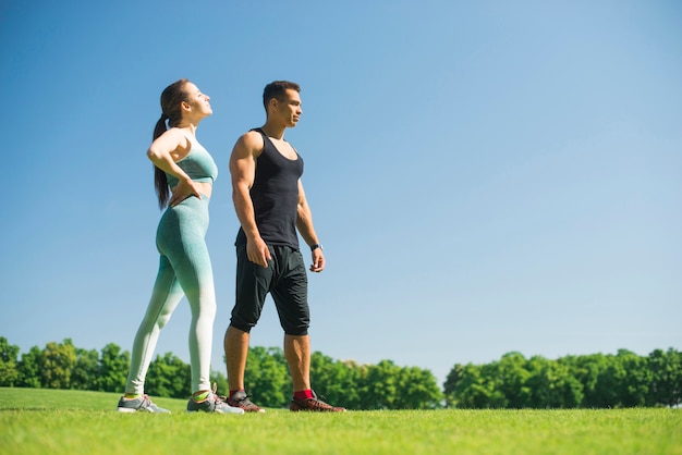 Gente joven practicando deporte al aire libre