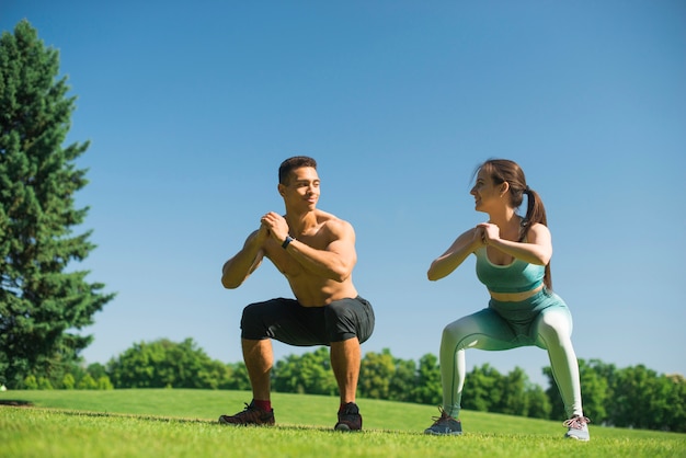 Foto gratuita gente joven practicando deporte al aire libre