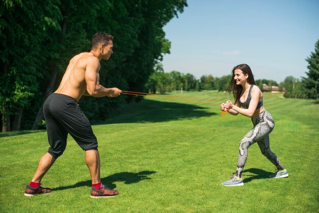 Gente joven practicando deporte al aire libre