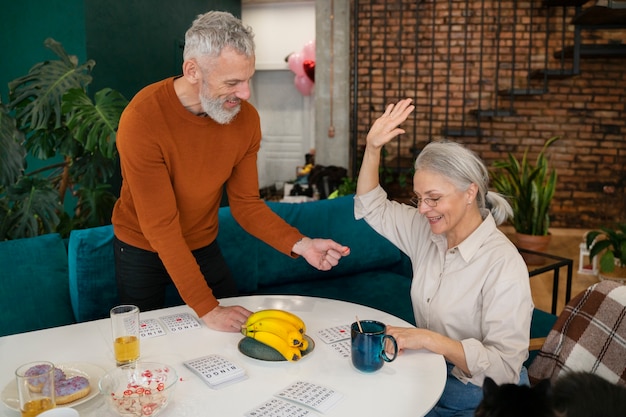 Foto gratuita gente jugando bingo juntos