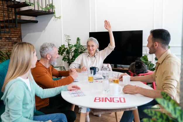 Gente jugando bingo juntos