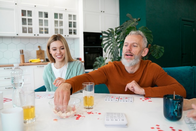 Gente jugando bingo juntos